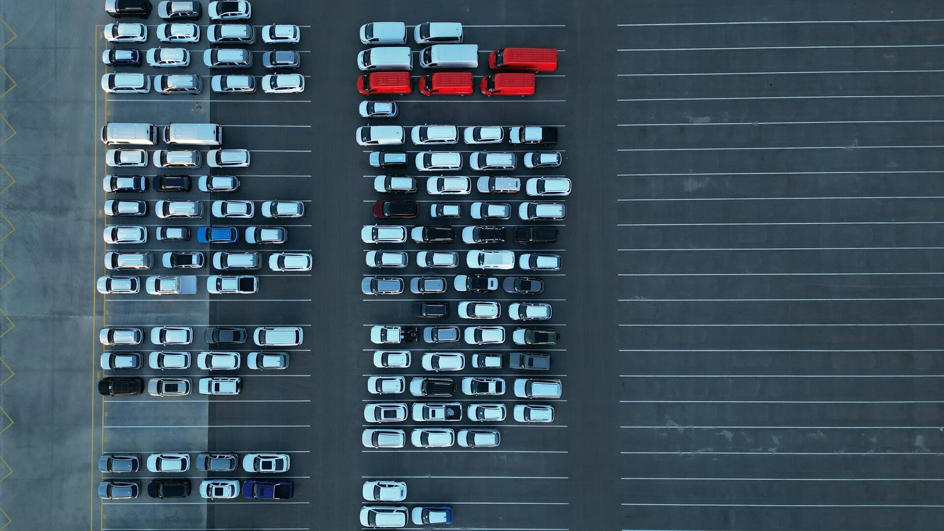 Firemní vozový park seřazený na parkovišti