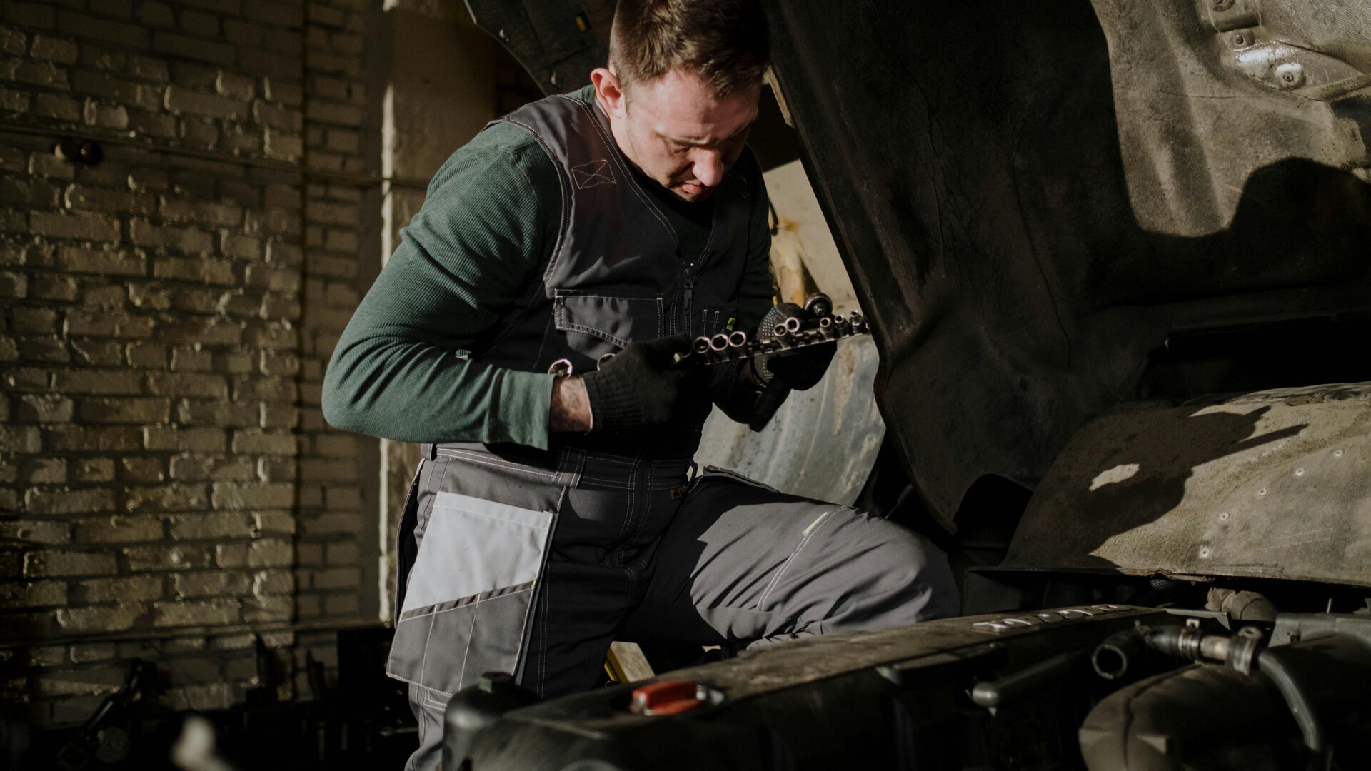 Malá garáž s mechanikem u zakázky